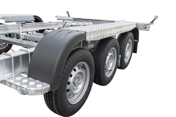 REMORQUE EN ALUMINIUM À TROIS ESSIEUX POUR LE TRANSPORT DE BATEAUX UNITRAILER SAIL 3500/3 ALU PTAC 3500 KG – Image 4